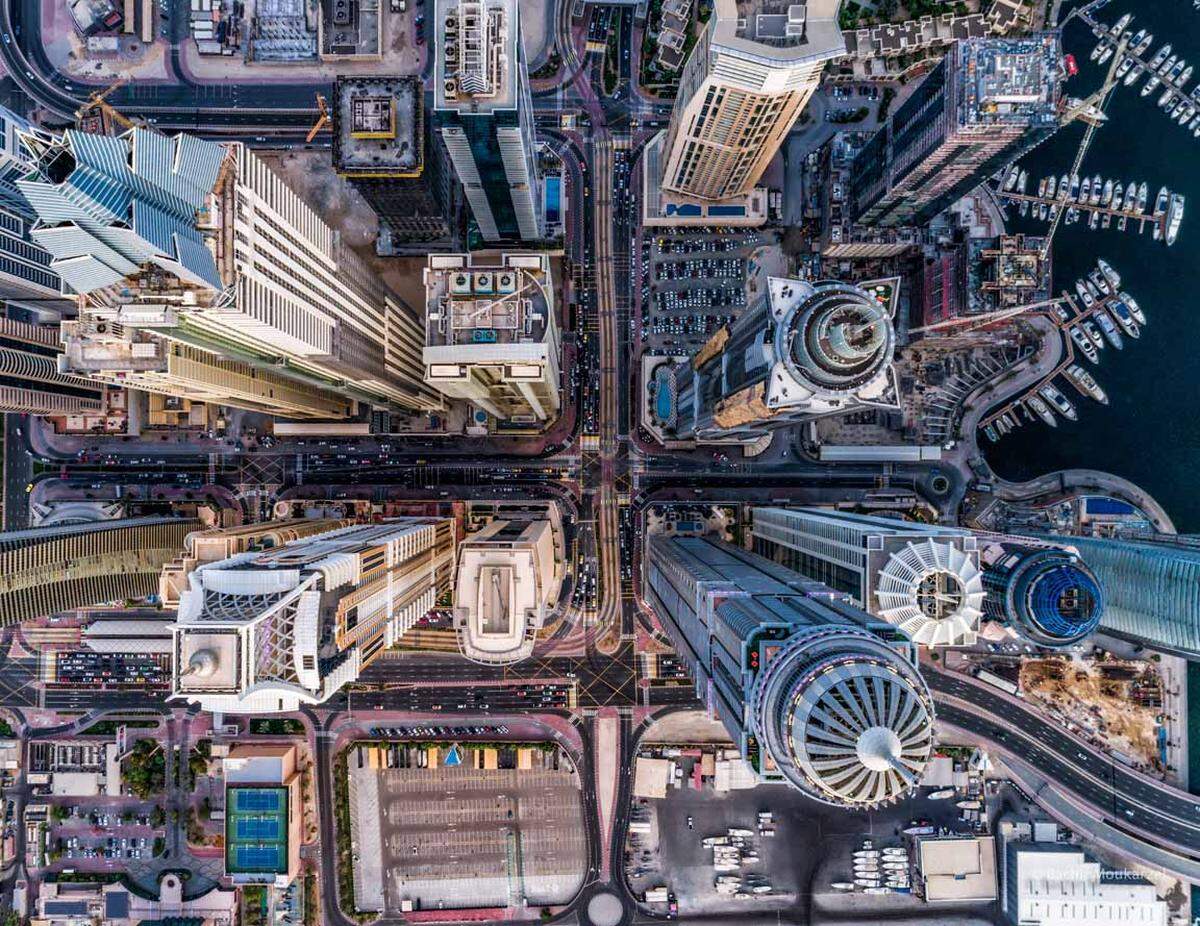 Die Drohnen-Fotografen lassen ihre Fluggeräte aufsteigen und suchen nach idealen, oftmals ungewohnten Perspektiven. Im Bild: Ansicht einer Nachbarschaft von Dubai, aufgenommen von Bachir Moukarzel