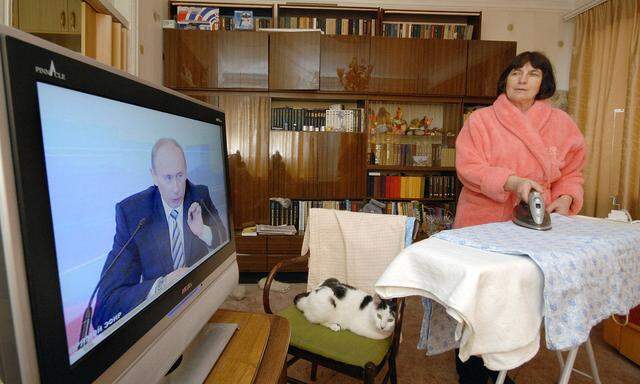 Die Macht des Fernsehers ist gewaltig: In vielen russischen Wohnzimmern läuft die „Zombiekiste“ pausenlos.