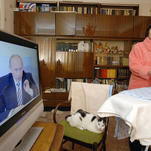 Die Macht des Fernsehers ist gewaltig: In vielen russischen Wohnzimmern läuft die „Zombiekiste“ pausenlos.