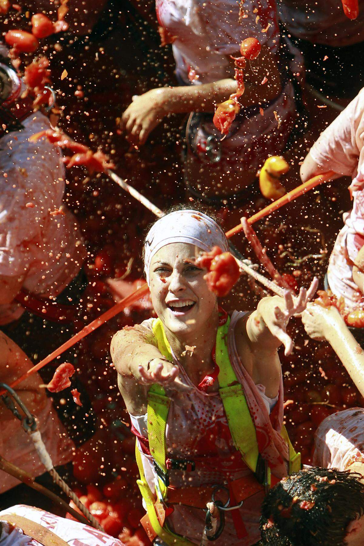 Wie in jedem Jahr war die "Tomatina" für zahlreiche Teilnehmer Anlass, ausgiebig Alkohol zu trinken. Viele schmückten sich mit Accessoires; ein japanischer Tourist trug einen tomatenförmigen Helm, sein Freund einen mit Paradeisern dekorierten Schal.