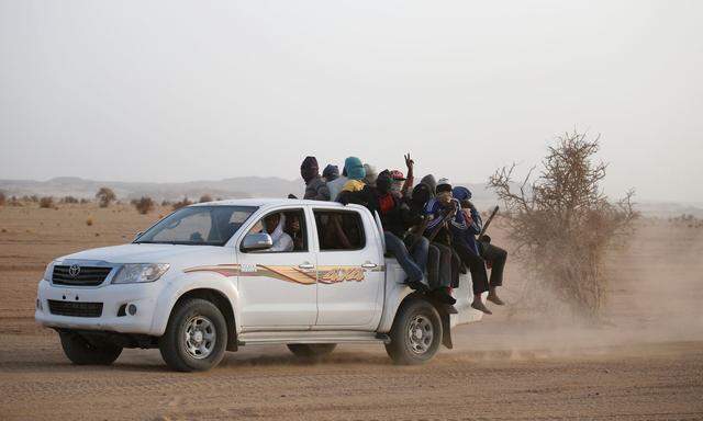 Migranten auf ihrem Weg von Agadez, Niger, nach Libyen. Schleppertransporte durch die Sahara hat der Niger 2015 verboten. 