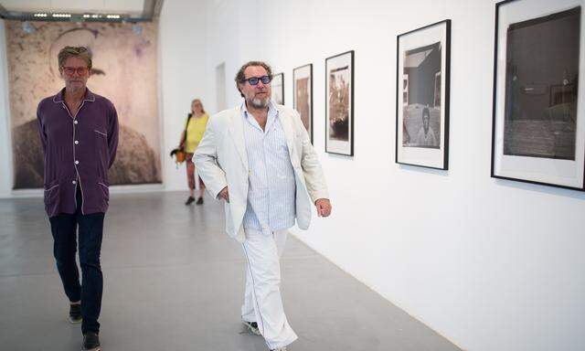 Im Ostlicht: Maler Julian Schnabel (r.) schenkte Galerist Peter Coeln einen Pyjama.