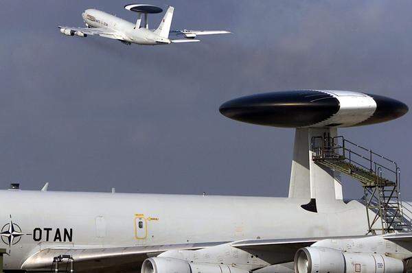 Die Nato hat bisher keine direkte Beteiligung zugesagt. Das Bündnis hat jedoch eine Reihe von AWACS-Flugzeugen (im Bild)  rund um die Uhr zur Überwachung des Luftraums über Libyen im Einsatz. Zudem entsandte die Nato kürzlich drei Marineschiffe in die Region und hat einen Verband von Minenjagdbooten in der Nähe.