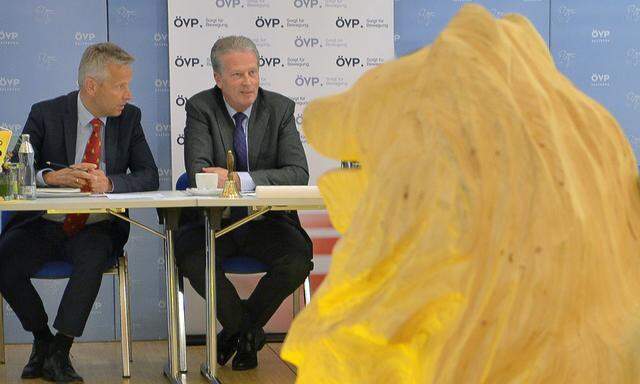 ÖVP-Beratungen am Tag eins nach dem Abgang von Bundeskanzler Werner Faymann: Klubobmann Reinhold Lopatka und Parteichef Reinhold Mitterlehner (von links) vor Beginn des ÖVP-Bundesvorstands in Salzburg.