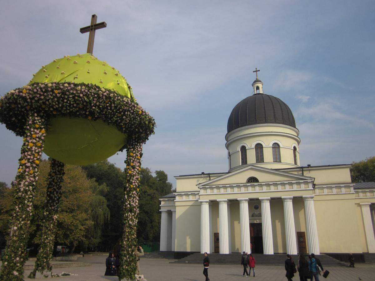 Die „Kathedrale der Geburt des Herrn“ (oder „Christgeburt“, 1838) ist Metropolitansitz der moldauisch-orthodoxen Kirche: pures 19. Jahrhundert und russischer Klassizismus. Hier wird viel bekreuzigt.