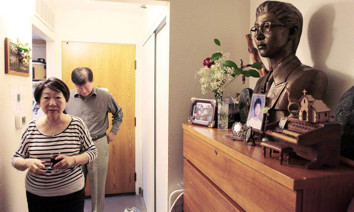 Die Geschehnisse aus dem Jahr 1992 wirken bis heute nach. Am 30. April 1992 starb auch der 18-jährige Edward Song Lee, der koreanische Wurzeln hat, weil sich zwei koreanische Gruppen beschießen. Sie beschuldigen sich gegenseitig, geplündert zu haben. Es ist ein letztlich fataler Irrtum. 25 Jahre später haben die Eltern des Opfers eine Büste von ihrem Sohn bei sich zu Hause stehen, weil die Gemeinde keinen öffentlichen Platz dafür findet.