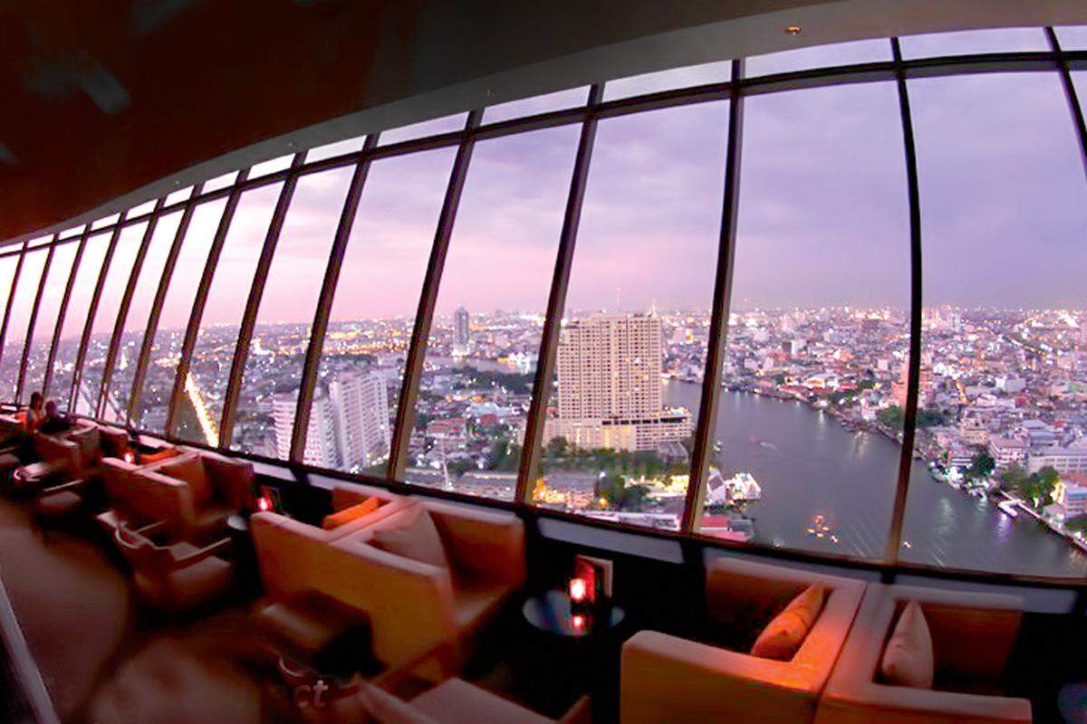 Three SixtyStockwerk 32 Zwei Rooftop-Bars auf dem Hilton-Millennium-Hotel am Westufer des Chao Phraya, 360-Grad-Rundsicht. Noch die Einzigen auf dieser Seite Bangkoks und mit dem absoluten Sky­lineview wie keine andere. Open air mit gutem ­Partysound am Wochenende von DJ Bee die eine Bar, wie ein Ufo die andere: Sky Lounge unter einer Kuppel hoch über dem schlammbraunen Strom. Livejazz, Snacks, sehr kommod. Hochpreisig, Bier ab 333 THB,tgl. 17–01. BTS Saphan Taksin, dann Hilton-Boot ab Central/Sathorn Pier oder Taxi;www.hiltonhotels.de