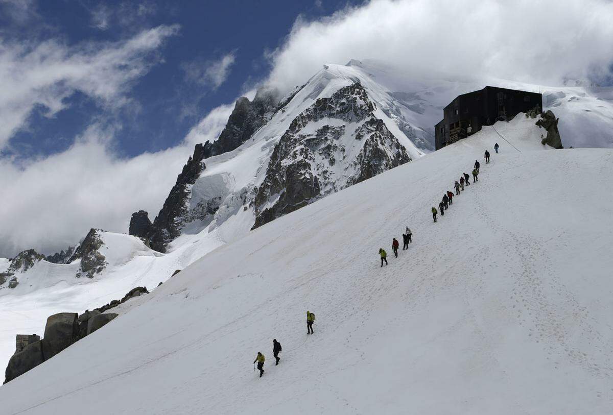 20.000 Wanderer versuchen jährlich den knapp 5000 Meter hohen Berg zu erklimmen. Doch nicht immer ist der Aufstieg erfolgreich. Glaubt man dem Climbing Mont Blanc Magazine, gibt es 30 bis 70 Tote im Jahr. Zurückzuführen ist das auch auf die Unerfahrenheit der Sportler, da eine Gondel Wanderwillige auf die ersten 2700 Meter fährt. Angeblich versuchen Touristen den Aufstieg sogar in T-Shirts und Shorts.
