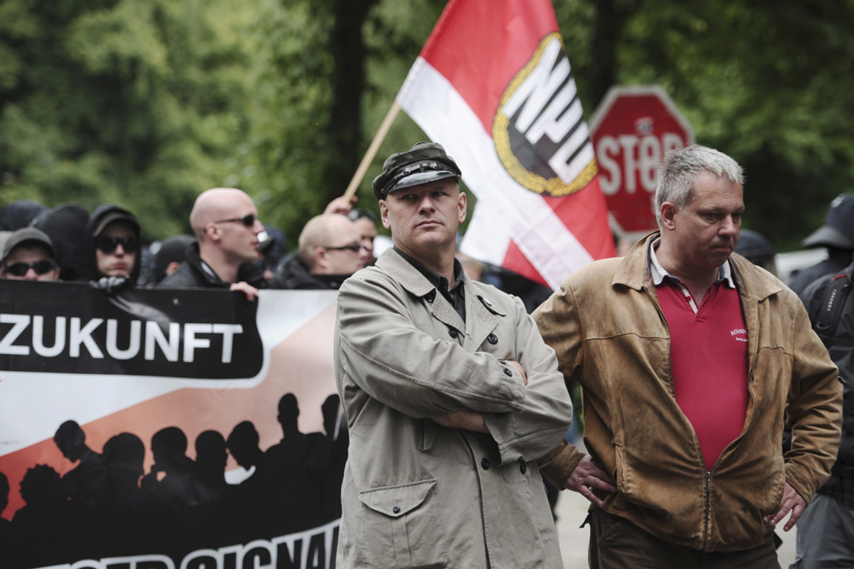 Anlass der Demonstration war ein Aufmarsch von etwa 700 Rechtsradikalen in der Norddeutschen Stadt.