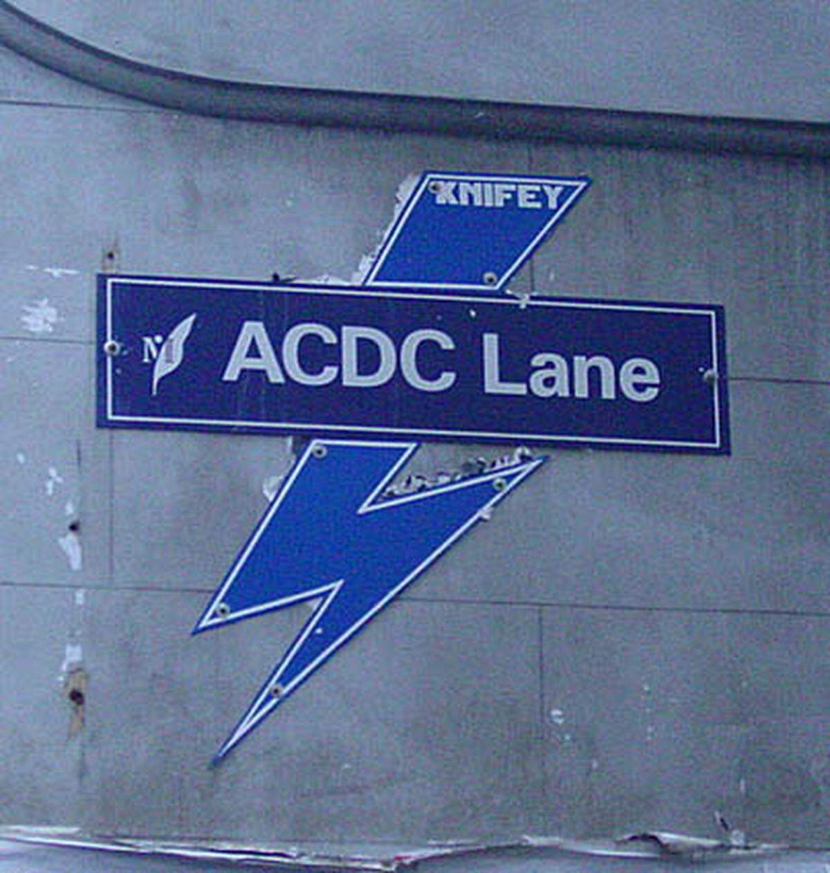 Heute sind AC/DC Legenden. Eine schmale Gasse in Melbourne wurde zu Ehren der Rockband zur "ACDC Lane". Einer der bekanntesten Videoclips der Band für den Titel "Long Way to the Top" wurde auf der Ladefläche eines Lkw in der naheglegenen Swanson Street in Melbourne gedreht. Auch in Madrid wurde bereits eine Straße nach den "Highway to Hell"-Rockern benannt.