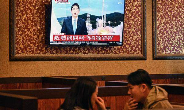 Erhöhte Spannungen: Nachrichten über Nordkoreas Spionagesatellit in einem Lokal in Seoul. 