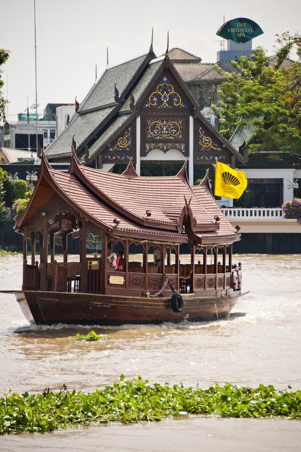 Ausfahrt. Hoteleigene Boote Aus Teakholz Queren Den Chao-Phraya-Fluss, Zu Gym, Spa und Traditionellem Thai-Restaurant. 