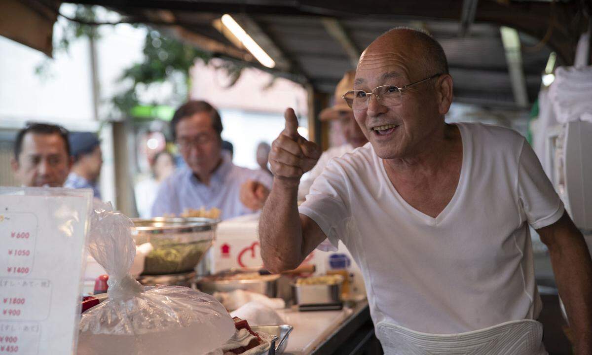 In Japan geht es nicht ins Foodparadies Tokio, sondern nach Osaka. Ein dortiger Straßenhändler setzt seine Kundschaft einem Dauerfeuer an Scherzen aus und bietet Thunfisch, ein anderer verkauft Takoyaki, Oktopusbällchen am Spieß. Übrigens ein Snack, der derzeit in Brasilien einen Hype erfährt.