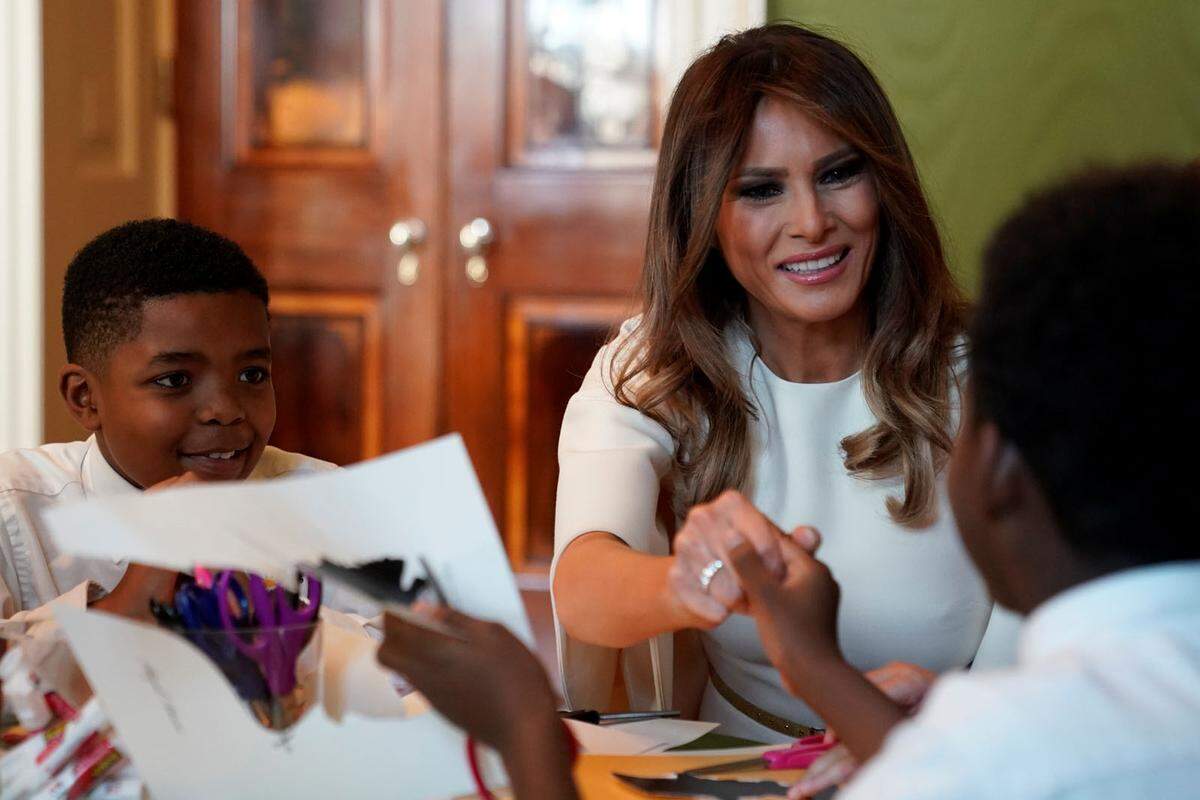 US-First-Lady Melania Trump (47) hat die neue Weihnachtsdekoration im Weißen Haus enthüllt. "Das Weiße Haus ist bereit für die Feierlichkeiten", schrieb die First Lady am Montag auf Twitter.