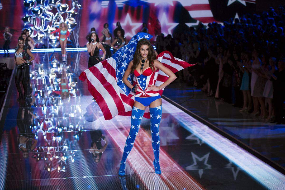 Patriotische Designs durften mit Stars und Stripes nicht fehlen. Live-Performances von Selena Gomez, Ellie Golding und The Weeknd machten die Show zu einem bühnenreifen Spektakeln.
