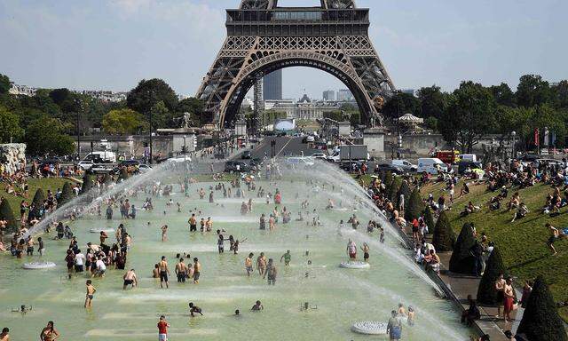 Ende Juli suchten viele Menschen auch in den Brunnen vor dem Eiffelturm in Paris Abkühlung.