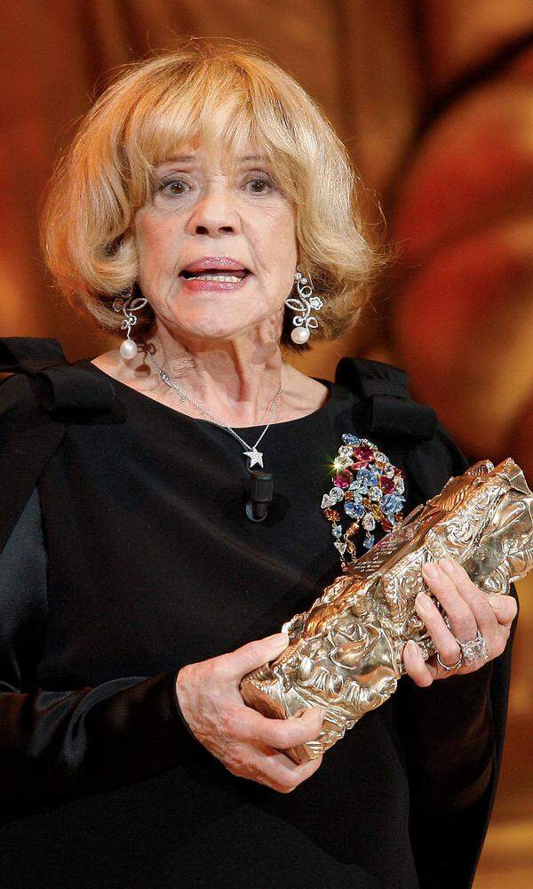 Jeanne Moreau hat in ihrem Leben sehr viele Preise gewonnen. Unter anderem erhielt sie 1960 in Cannes den Preis als Beste Darstellerin in "Stunden voller Zärtlichkeit".1996 wurde sie bei den Internationalen Filmfestspiele von Venedig für ihr Lebenswerk ausgezeichnet, 2008 erhielt sie einen Ehren-César (Bild).