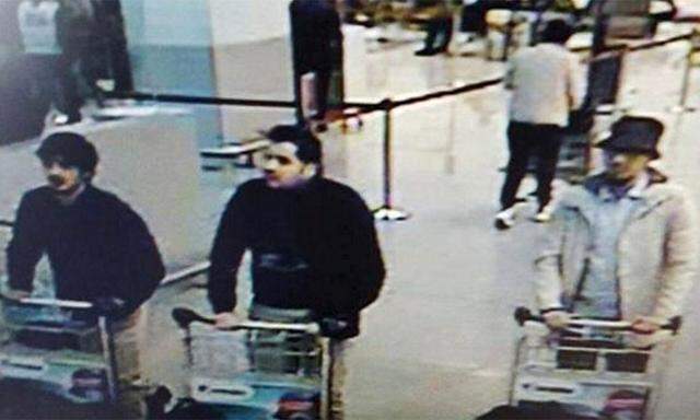 Die drei Verdächtigen am Flughafen in Brüssel.