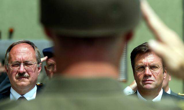 Minister Günther Platter (hier auf einem Archivbild von 2004) hat die verpflichtenden Milizübungen abgeschafft – eine weitreichende Entscheidung für das Bundesheer.