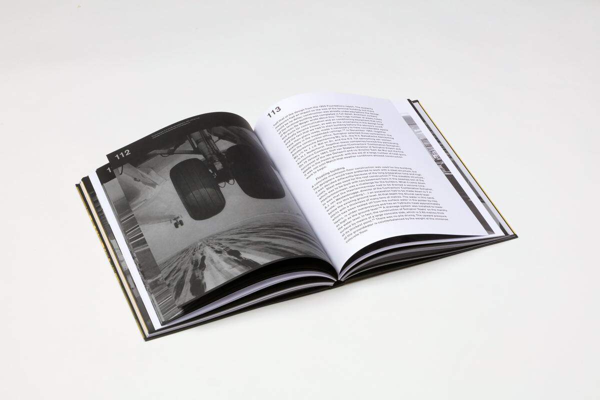 Das bei nai010 Publishers (Rotterdam) erschiene Buch beinhaltet etwa historische Schwarzweiß-Fotografien des Flughafenalltags. ISBN: 978-94-6208-544-2
