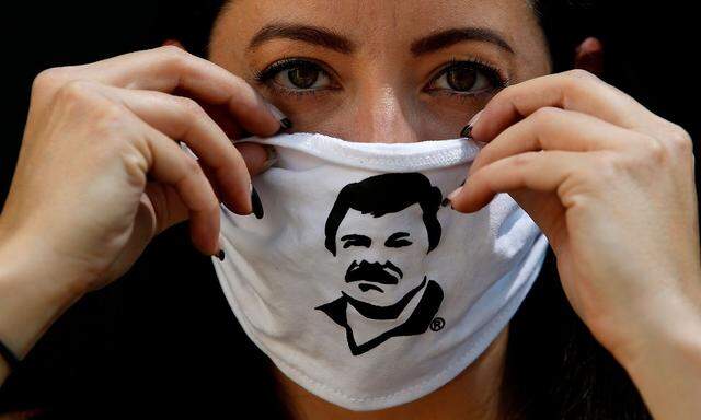 Das Gesicht des inhaftierten Drogenbosses "El Chapo" ziert Gesichtsmasken, die an Arme in Mexiko verteilt werden.  