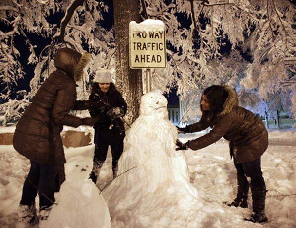 Die Einwohner nahmen es mit Humor. An vielen Straßenecken gibt es jetzt Schneemänner zu sehen.