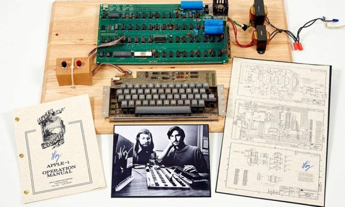 1976, nach fünfjähriger Vorarbeit und gemeinsamen Geschichte und Entwicklung gründeten Steve Jobs und Steve Wozniak Apple. Erst mit dem Apple II (1977) kam der große Erfolg und die beiden Steves belehrten Ken Olson von Digital Equipment eines Besseren. Der ging noch davon aus, dass es keinen Grund gäbe, dass "jemand einen Personal Computer zuhause haben" wolle. Doch Apple brachte die ersten leistbaren Geräte auf den Markt.