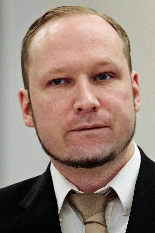 Seine Opfer verhöhnte Breivik. Bei diesen hätte es sich nicht um „unschuldige Kinder" gehandelt, sondern um „politische Kämpfer". Auf der Ferieninsel waren 69 Teilnehmer eines Ferienlagers der regierenden Arbeiterpartei getötet worden. Die Jugendorganisation der Partei verglich Breivik mit der Hitler-Jugend. Die meisten ihrer Mitglieder seien „naiv" und „indoktriniert". „70 Menschen zu töten, kann einen Bürgerkrieg verhindern", ergänzte er.