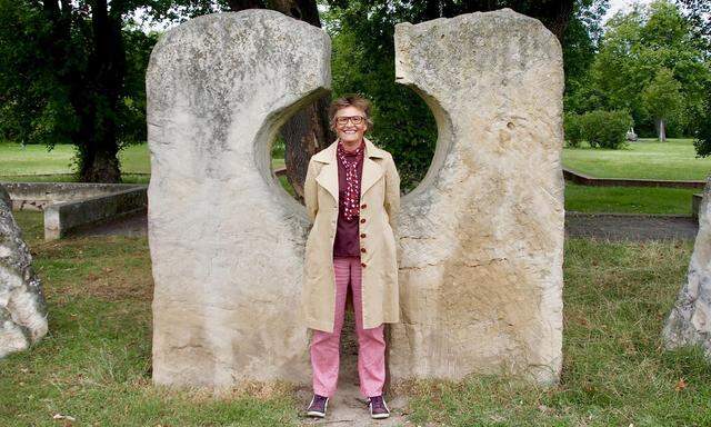 Tina Zickler im Park der Ruhe und Kraft auf dem Wiener Zentralfriedhof.