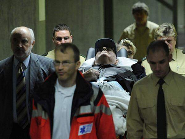 Am 30. November 2009 hatte der Prozess vor dem Münchner Schwurgericht begonnen. Wegen Demjanjuks Alter - er ist 91 Jahre alt - und seines schlechten Gesundheitszustands wurde pro Tag zwei Mal neunzig Minuten verhandelt.