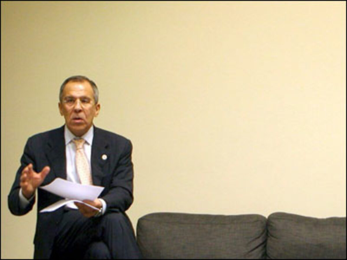 Britische Polizisten reisen für Ermittlungen nach Moskau. Großbritanniens Innenminister Reid pocht auf die Fortsetzung der Ermittlungen - unabhängig von diplomatischen oder anderen Erwägungen. Russlands Außenminister Lawrow (Bild) sagt, der Fall sei unverhältnismäßig aufgebauscht worden und schade den russisch-britischen Beziehungen.