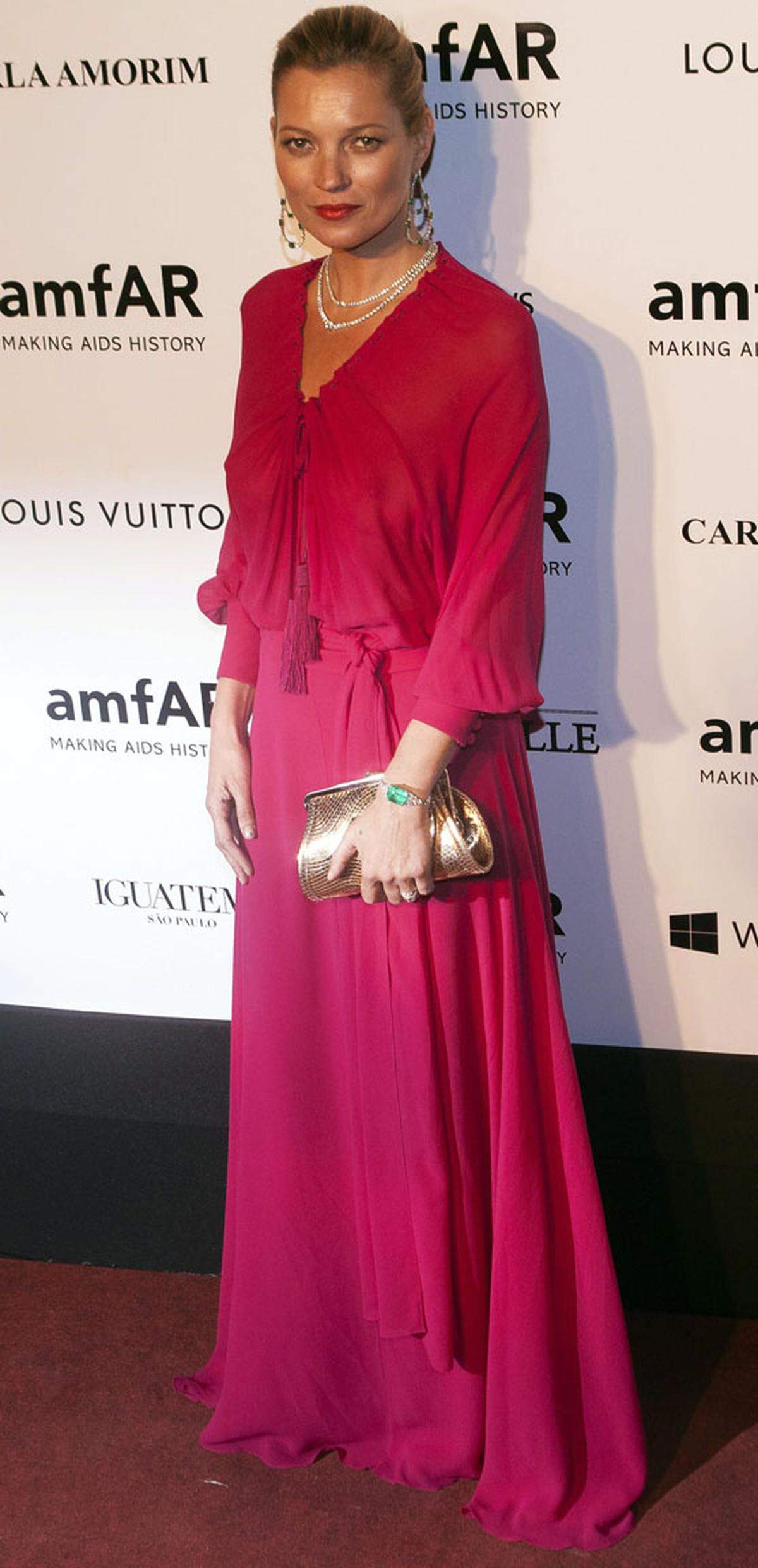 Im Zuge der Gala werden Spenden für die Aidsforschung gesammelt. Insgesamt kamen bereits 10 Millionen Dollar zusammen. Kate Moss entschied sich für ihren Auftritt auf dem roten Teppich für Saint Laurent.
