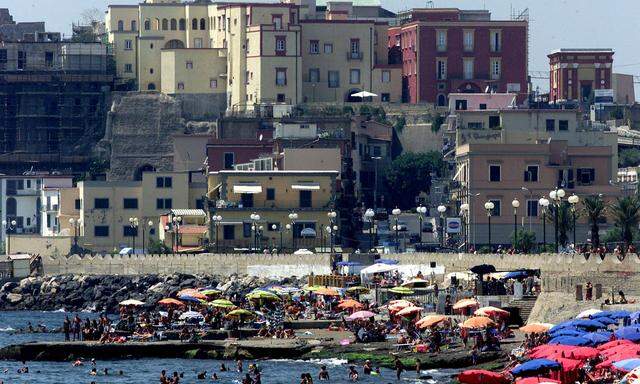 Archivbild vom historischen Hafen von Pozzuoli nördlich von Neapel.