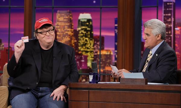 So kennt man Michael Moore: Mit Kapperl, Brille und in schlabbriger Kleidung. Ein Bild aus dem Jahr 2007, er war zu Gast bei Jay Leno.