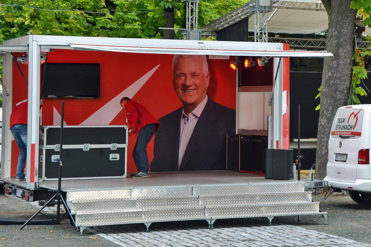 "Gmahte Wiesn is es kane", geben Frank Stronachs Wahlhelfer zu, als sie bei Nieselregen eine kleine Bühne im Stadtpark von Oberwart errichten und Tische mit Giveaways aufstellen. "Denn die Konkurrenz schläft nicht."