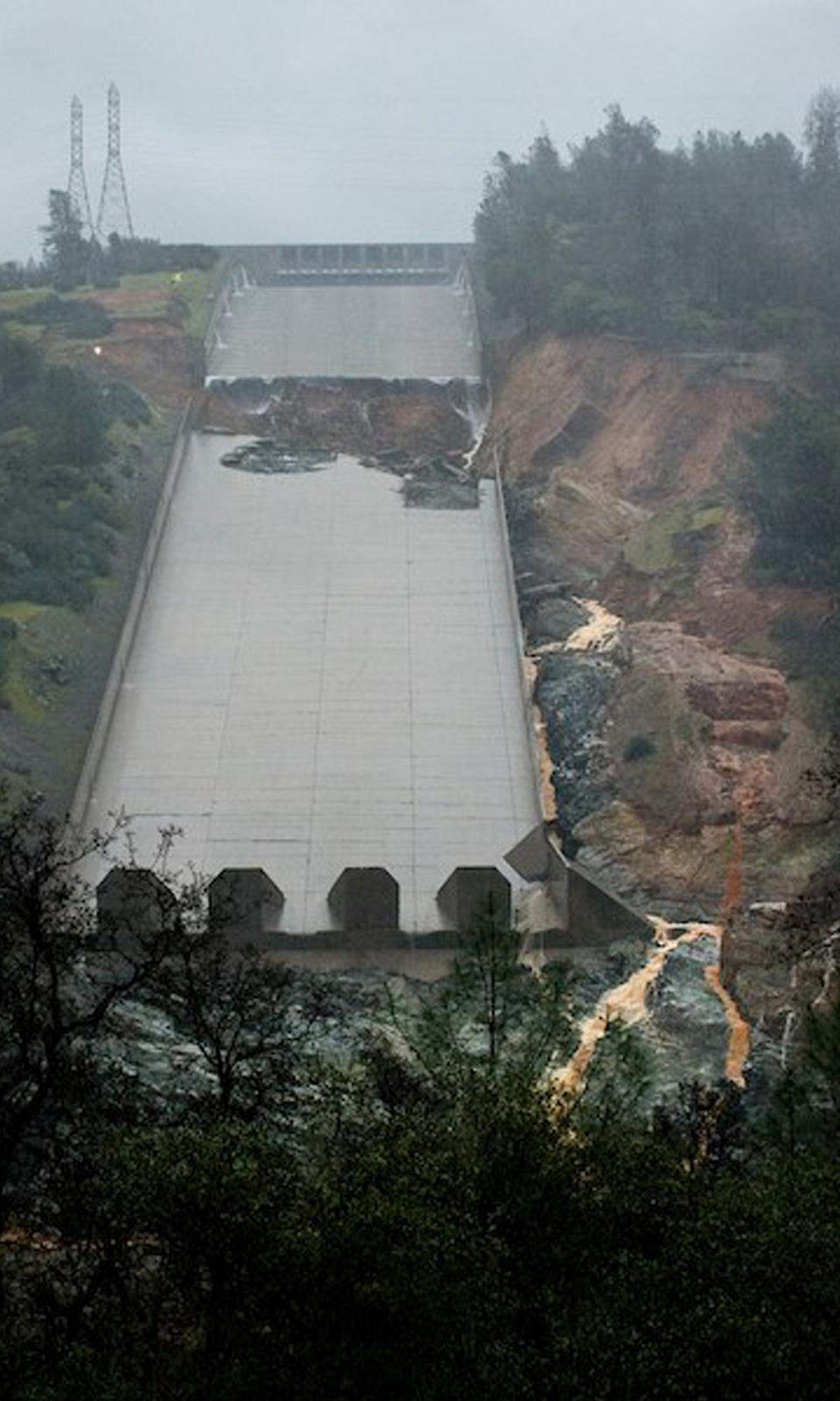 Auf diesem Bild sind die Erosionsschäden am Notabfluss gut zu erkennen, dennoch wurde teilweise Wasser dort abgelassen.