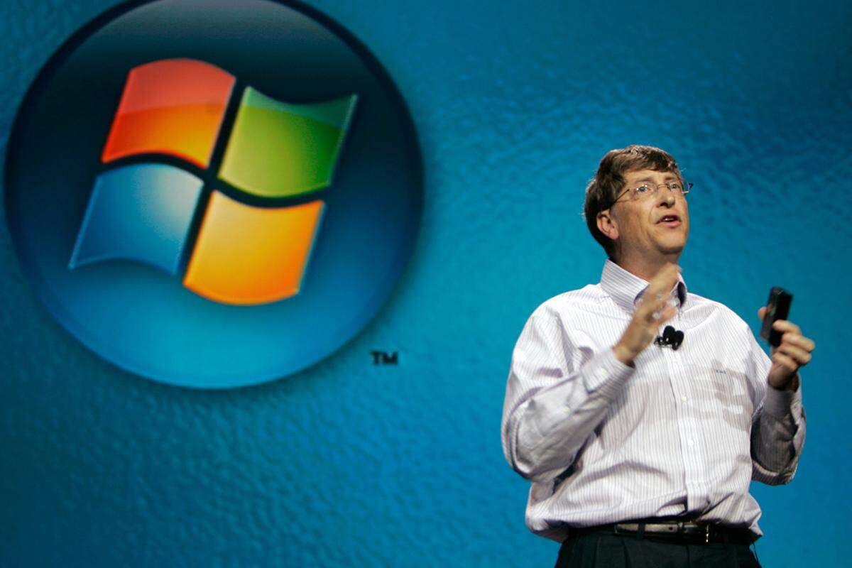 Bill Gates zieht sich aus dem aktiven Geschäft zurück und gibt den Posten als Microsoft-Chef an Steve Ballmer weiter. Dieser behält dann über 13 Jahre das Zepter in der Hand.