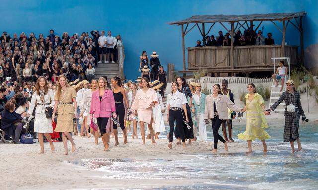 Kühles Nass. Für das Chanel-Defilee ließ Karl Lagerfeld einen künstlichen Strand mit bewegtem Meeresgestade ins Grand Palais bauen. Seine Kollektion: bunt, fröhlich, sommerlich.