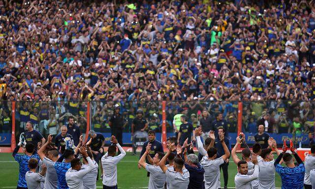 Boca-Spieler applaudieren Fans beim Training