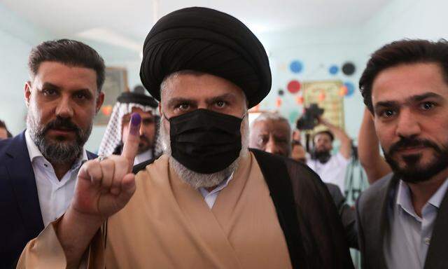 Moqtada al-Sadr (hier nach der Stimmabgabe) gewann die Wahl im Irak.