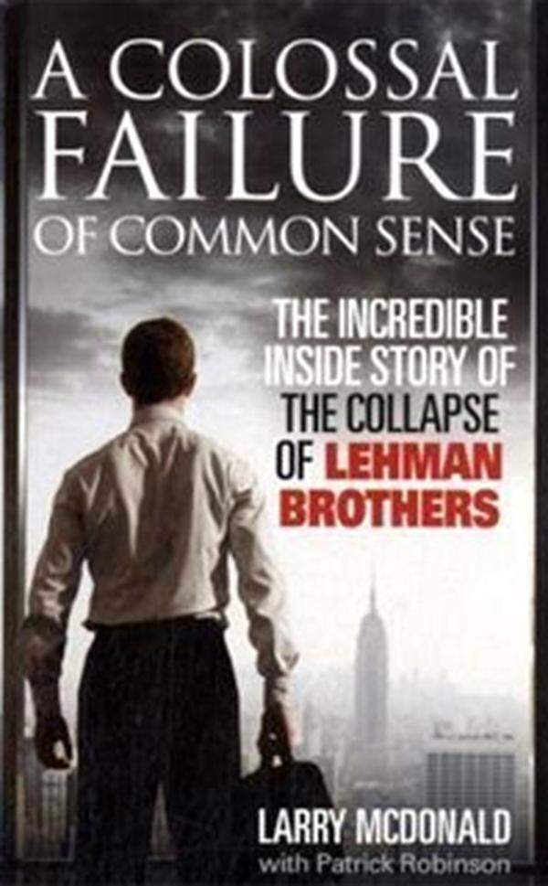 "Für mich repräsentiert das die Flagge eines Gauklers, eines blassen Ersatzes des verwegenen Banners, das für 158 Jahre über dem Eingang der größten Investmentbank wehte, die die Wall Street je gesehen hat: Lehman Brothers".Das schreibt Ex-Lehman-Vizedirektor Larry McDonald zornig in seinem Buch "A Colossal Failure of Common Sense".