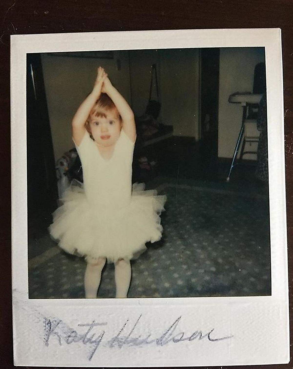 Katheryn "Katy" Hudson ist eine kleine Ballerina mit großen Augen.