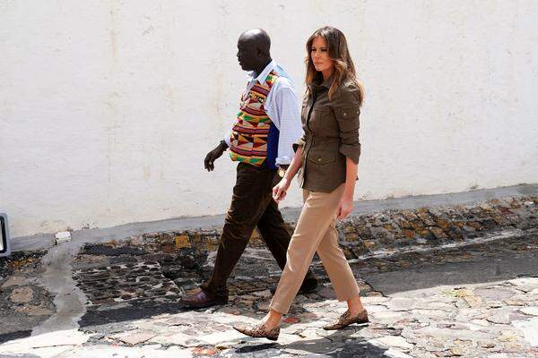 Weniger Fehltritt aber vielleicht auch mit wenig Feingefühl war die Schuhwahl der First Lady in Ghana. Sie trug Schlangenleder. Angesprochen auf die Kritik, die sie erhält, erklärte sie US-Medien übrigens: "Ich wünschte, die Menschen würden sich auf das konzentrieren, was ich tue, nicht darauf, was ich trage."