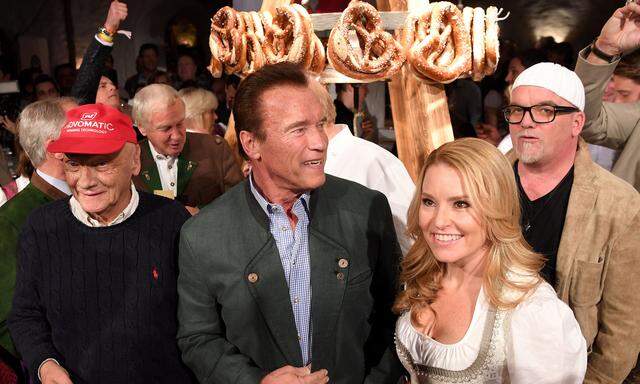 Arnold Schwarzenegger mit Heather Milligan und DJ Ötzi bei der Weißwurstparty 2018.