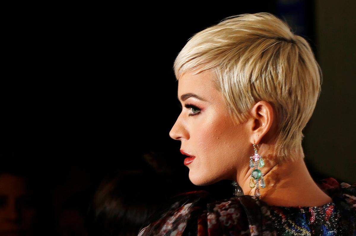 Auf die Kritik reagierte man umgehend. Ein Sprecher der Marke erklärte im Interview mit "TMZ": "Um respektvoll und sensibel zu sein, zieht das Team die Schuhe aus dem Verkauf zurück." Katy Perry selbst äußerte sich ebenfalls zu den Vorwürfen. Die Schuhe wären von Surrealismus inspiriert und hätten mit Blackface nichts zu tun.