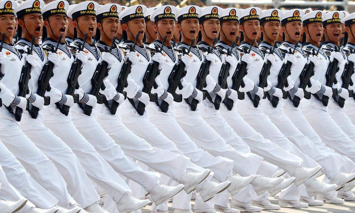 Mit der Militärparade in Peking zeigte China auch seine Fortschritte in der Entwicklung moderner Waffensysteme. Die präsentierte Ausrüstung sei "komplett selbst produziert", sagte Generalmajor Cai Zhijun, Vizedirektor des Generalstabs.