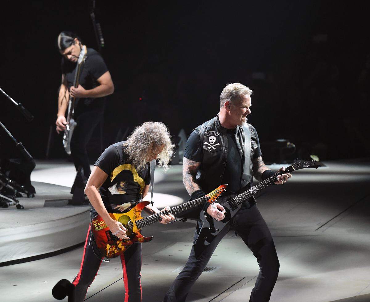 James Hetfield, Kirk Hammett und Robert Trujillo (v.r.) spielen alte Klassiker und auch recht viel vom aktuellen Album.