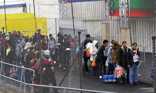 Flüchtlinge: Regierung befristet Notfallverordnung