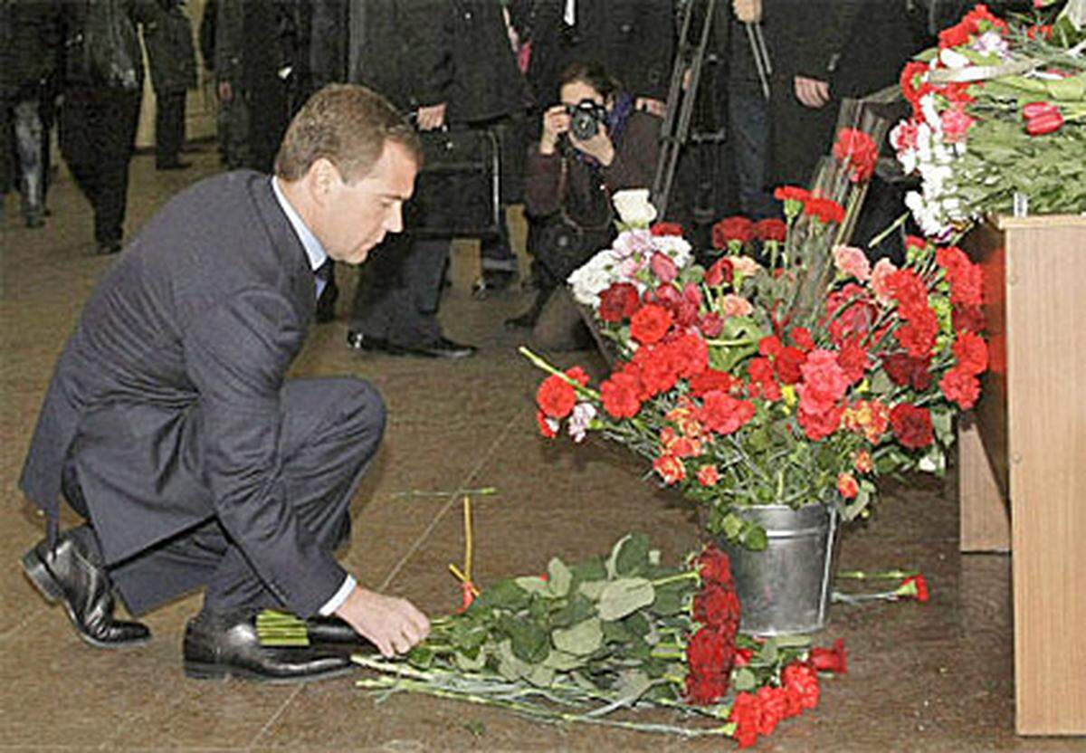Auch der russische Präsident Dmitrij Medwedjew legte am Abend nach dem Anschlag Blumen für die Opfer an einem der betroffenen Moskauer U-Bahnhöfe nieder.