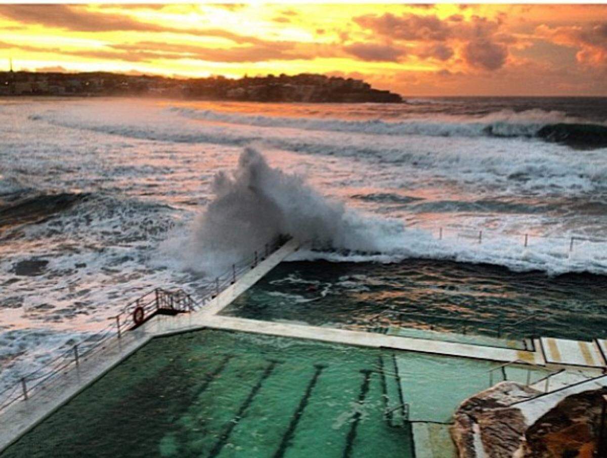 Pools der etwas anderen Art laden nicht nur zum Schwimmen, sondern auch zum Fotografieren ein: Direkt mit dem Meer verschmelzen die beiden Pools am Australischen Bondi Beach und machen sie so natürlich zu einem beliebten Fotomotiv.